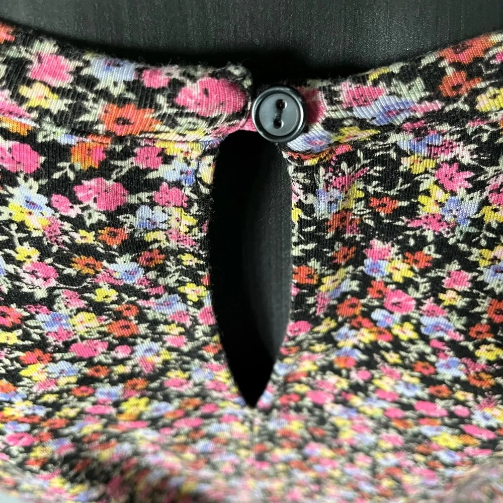 S.O. brand, Cuff Sleeve, Back Button Top, Short-Sleeve, floral Top, Size XL - Picture 2 of 3